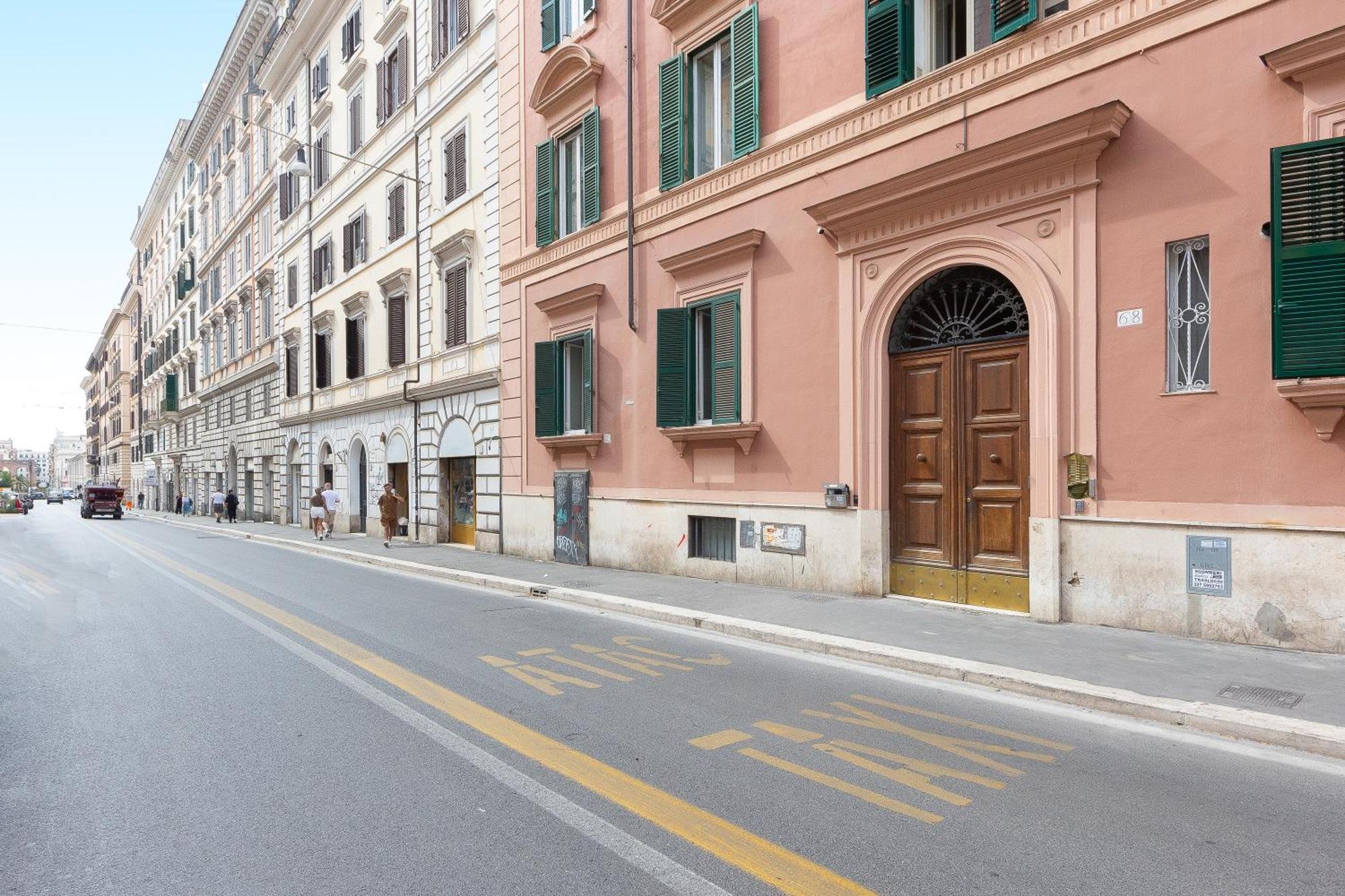 Iron Cityaus Termini Roma Exterior foto